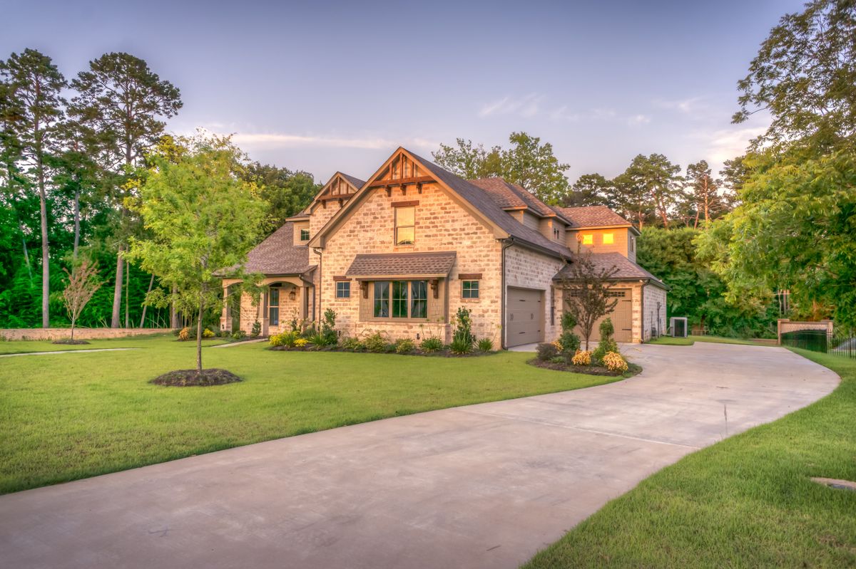 Detached bungalow with garden fence and shared drainage between adjacent landed plots